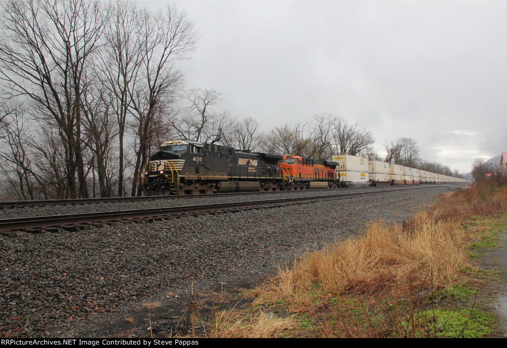 NS 4130 and BNSF 6744 with a westbound train